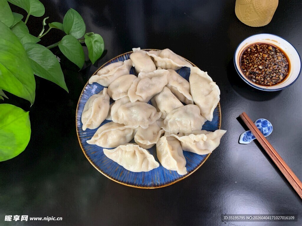 美味饺子摆蘸料相伴