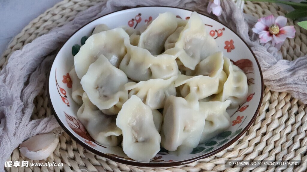 美味饺子摆于精致盘中