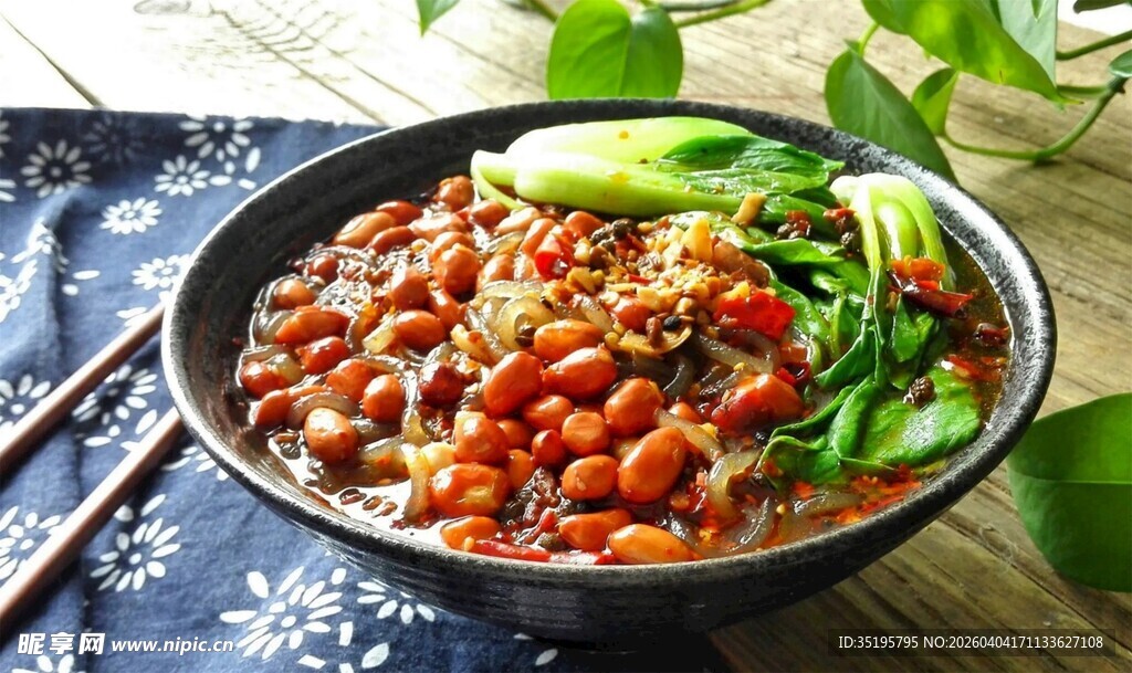 美味红油抄手配翠绿蔬菜