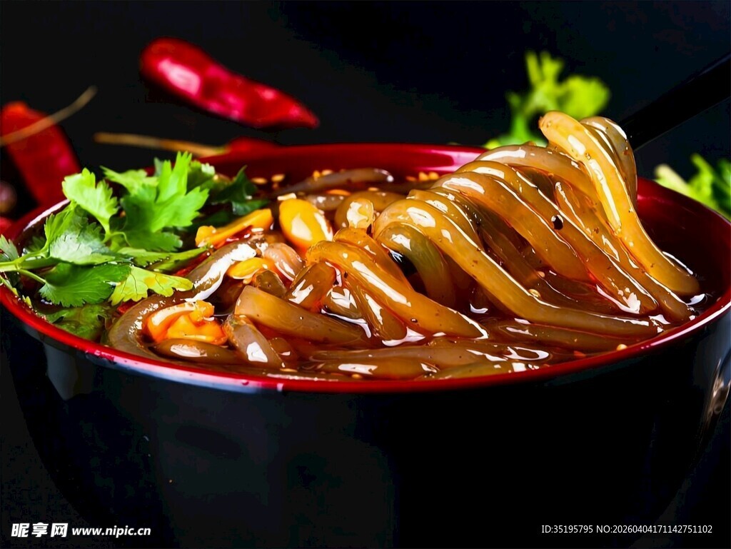 美味酸辣粉色泽诱人