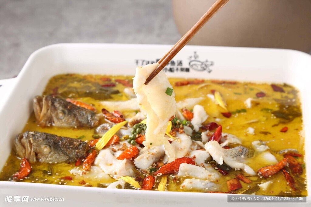 鲜香酸菜鱼筷子挑起美味