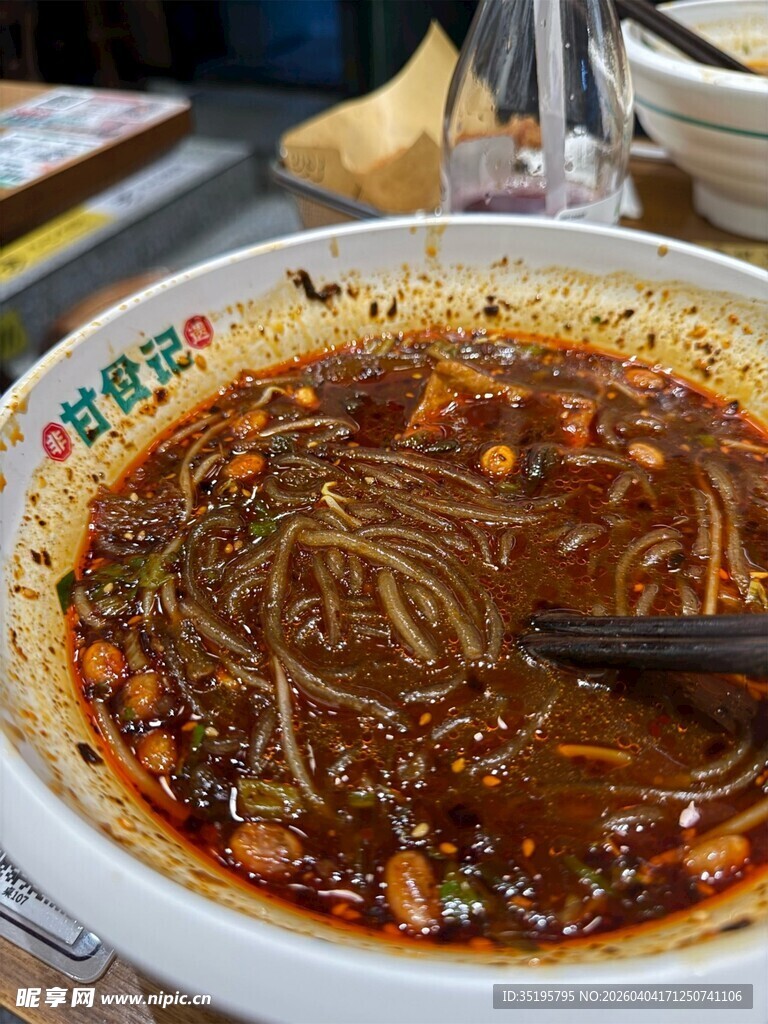 美味红油面条诱人呈现