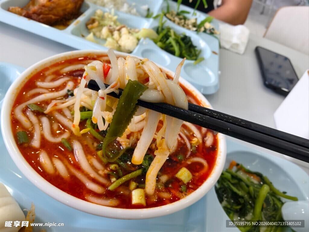 美味酸辣粉诱人瞬间