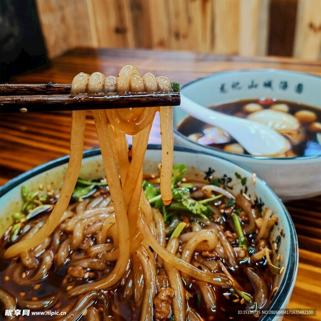 美味热气腾腾的特色风味面条