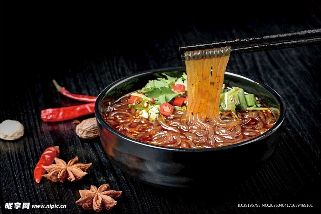 美味热气腾腾的牛肉拉面