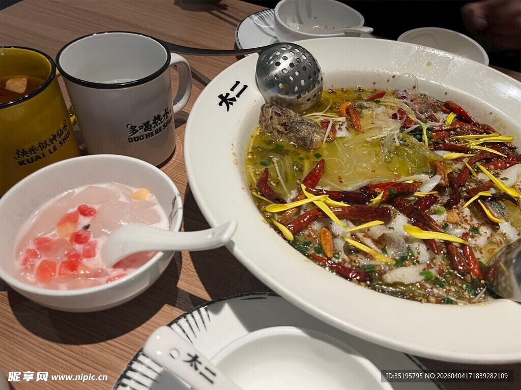 美味大碗酸菜鱼上桌啦
