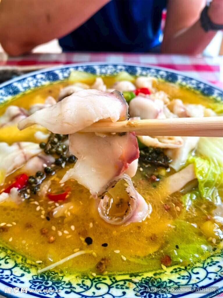 美味酸菜鱼筷子夹起瞬间