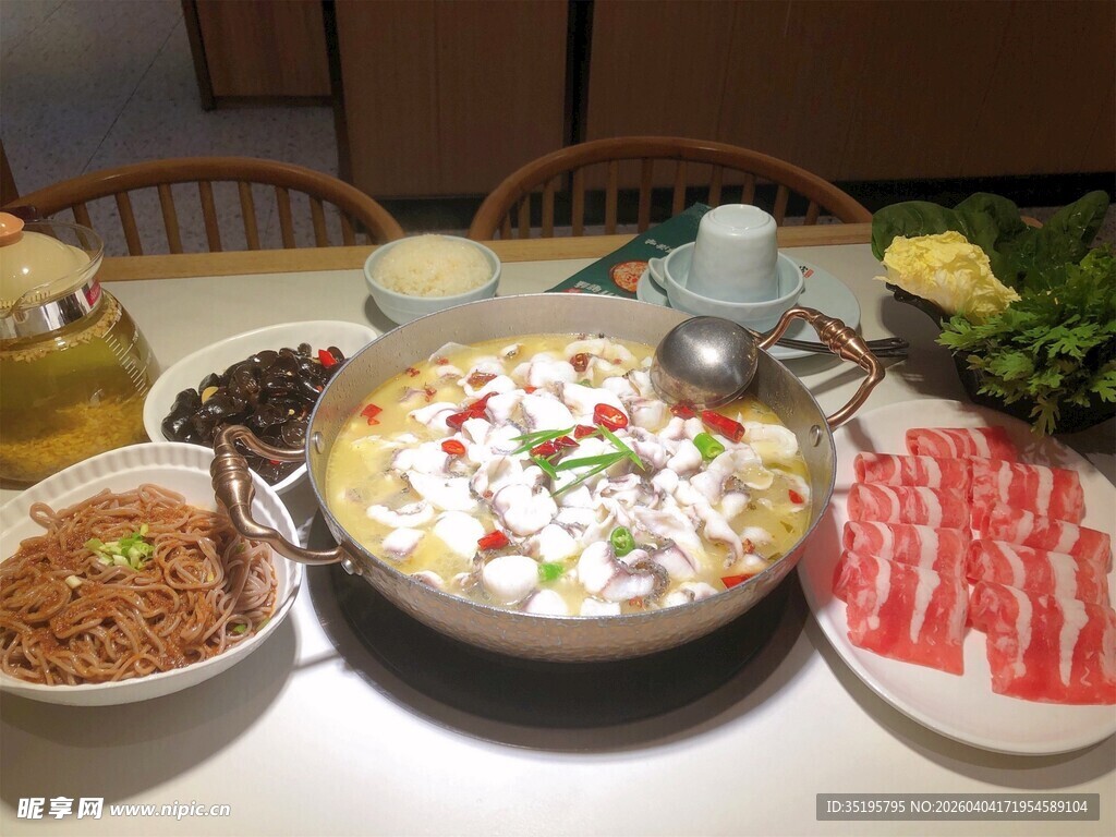 丰盛火锅食材摆满一桌