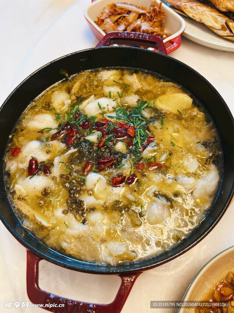 美味酸菜鱼锅热气腾腾
