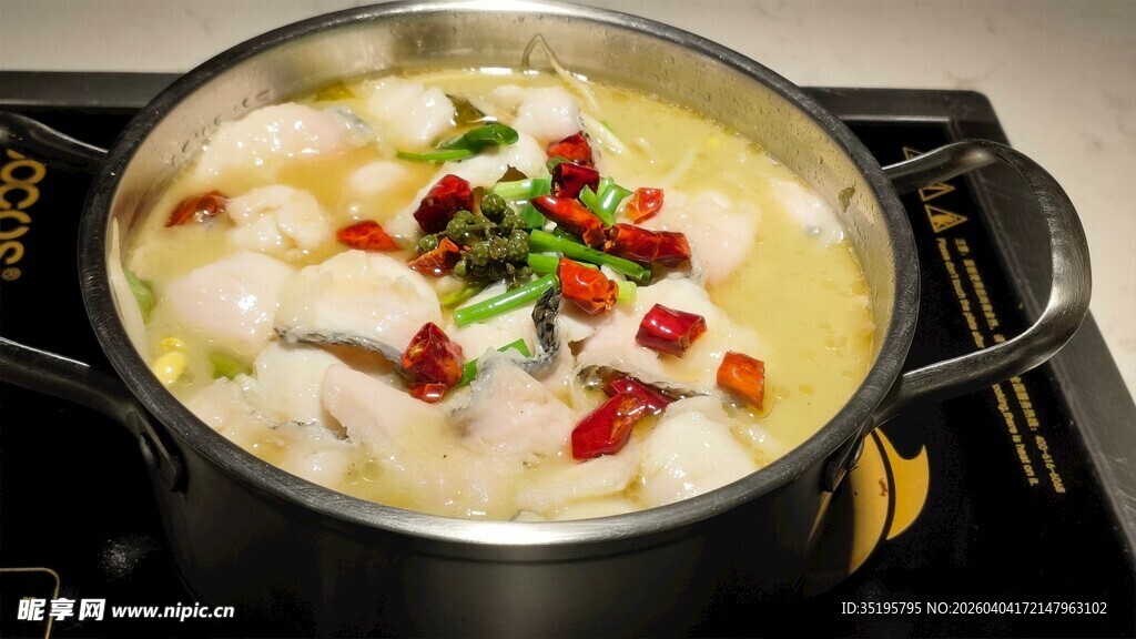 锅中热气腾腾的美味鱼片