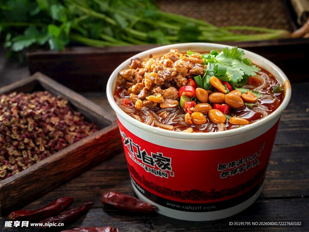 美味酸辣粉料足超诱人