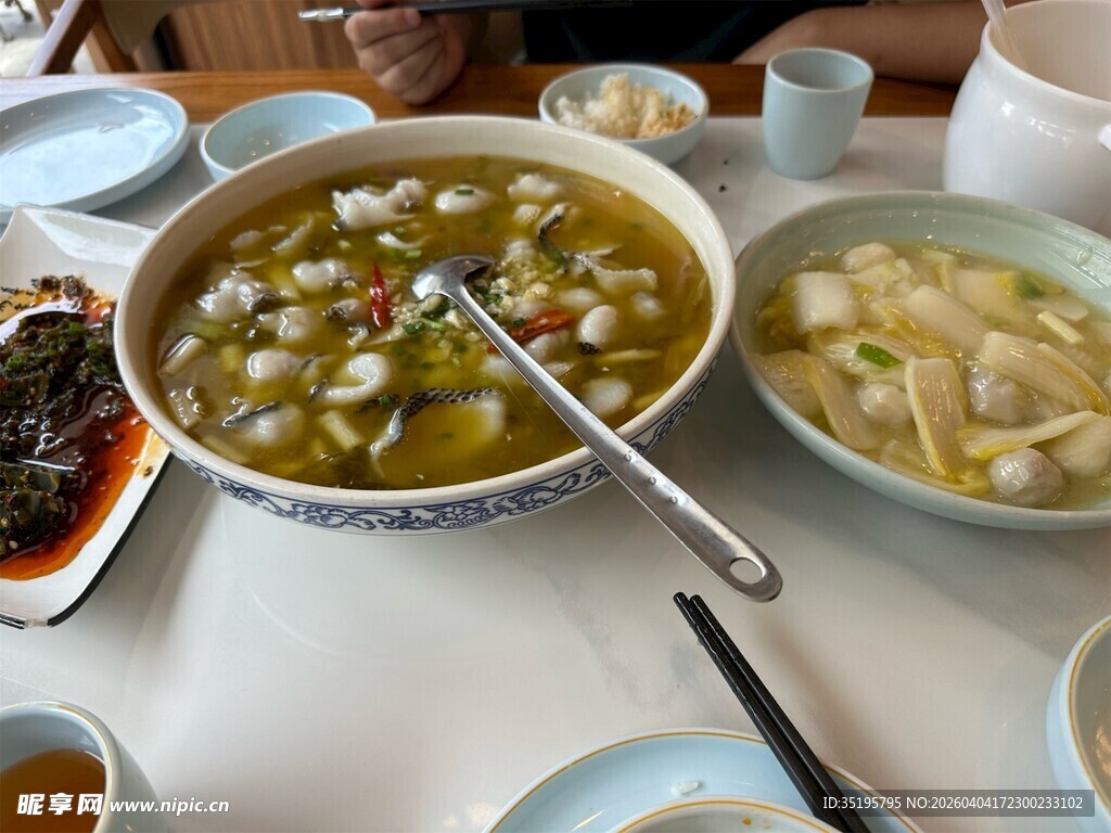 丰盛中式菜肴摆于餐桌