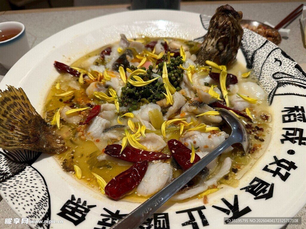 美味酸菜鱼摆于盘中