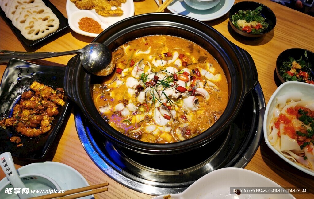 美味火锅与多样配菜