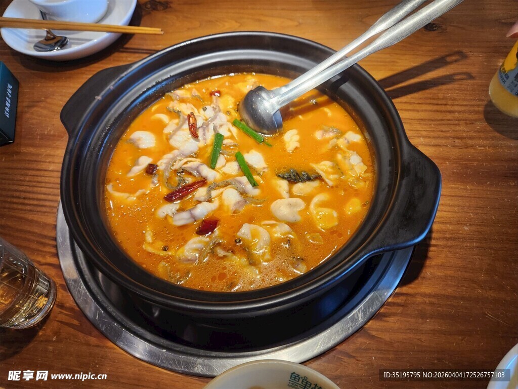 美味石锅鱼鲜香诱人