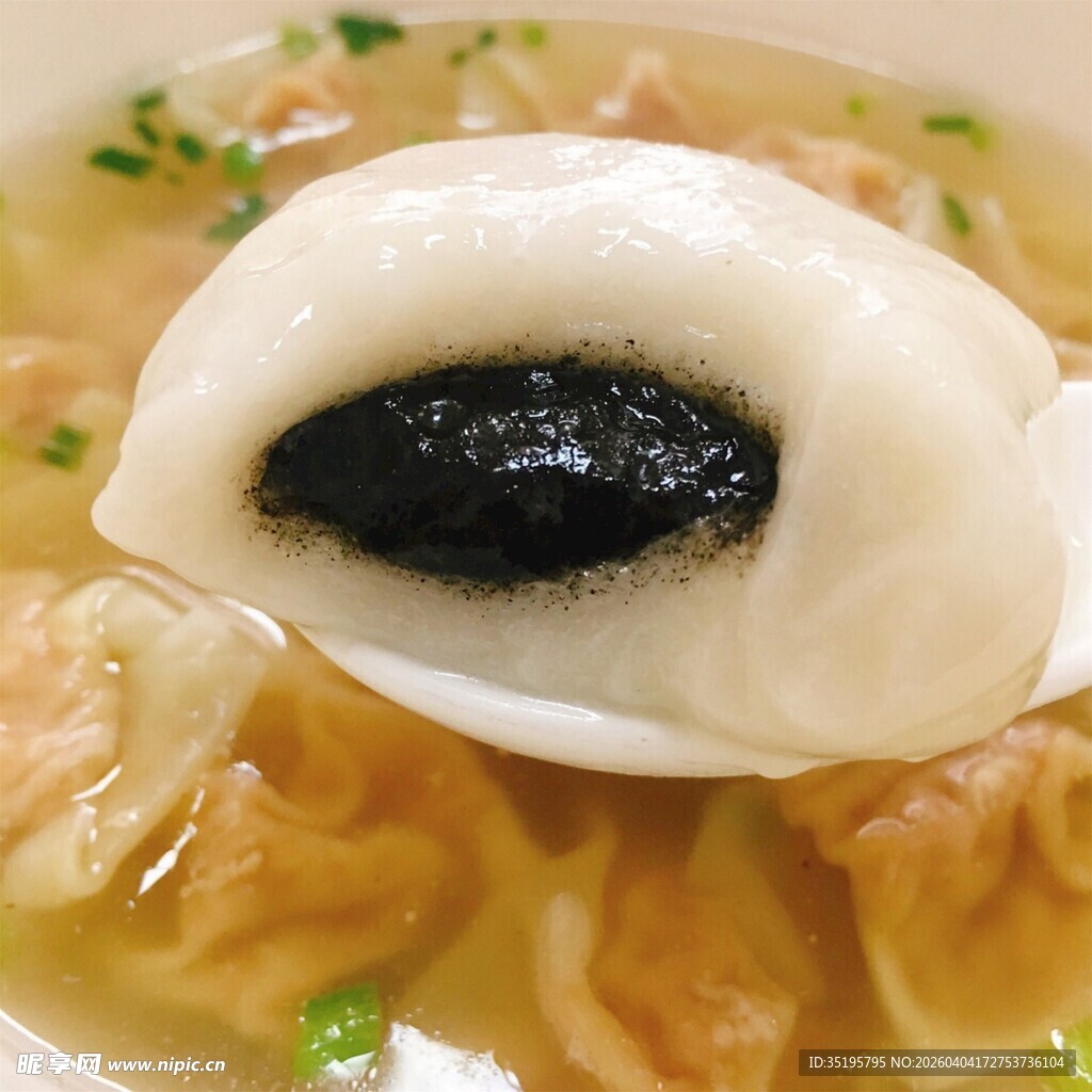 汤中美味馄饨藏黑馅