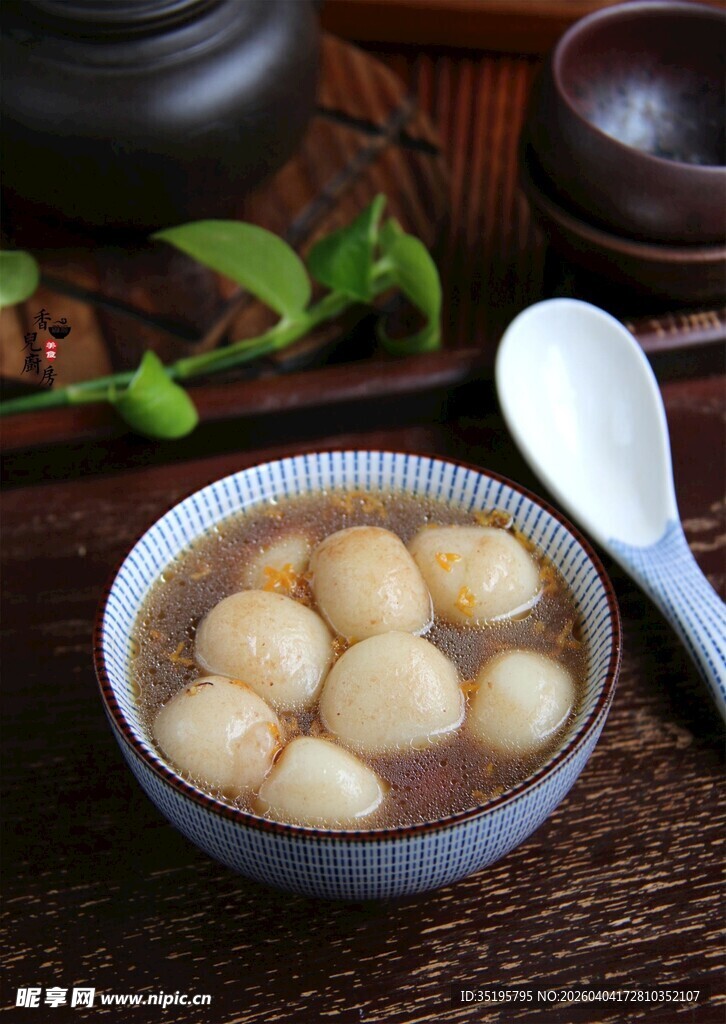 碗中美味汤圆甜蜜诱人