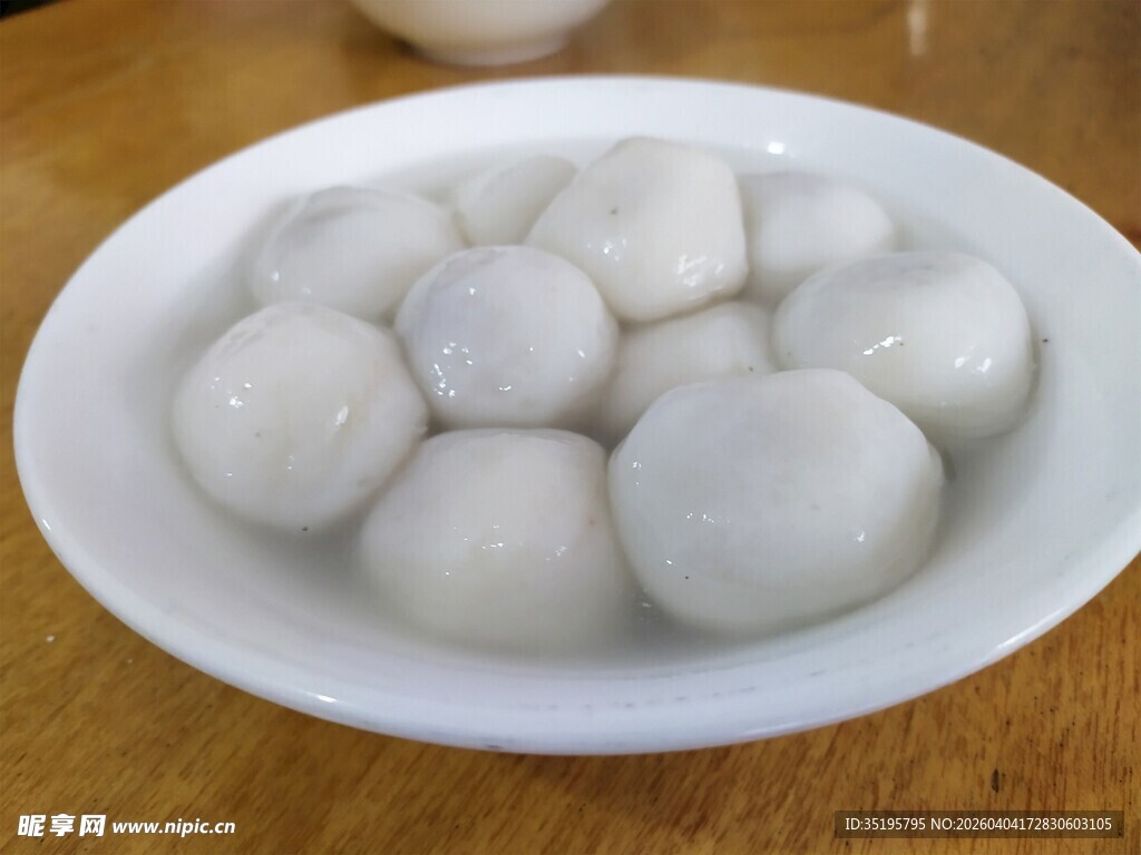 碗中圆润美味的白汤圆