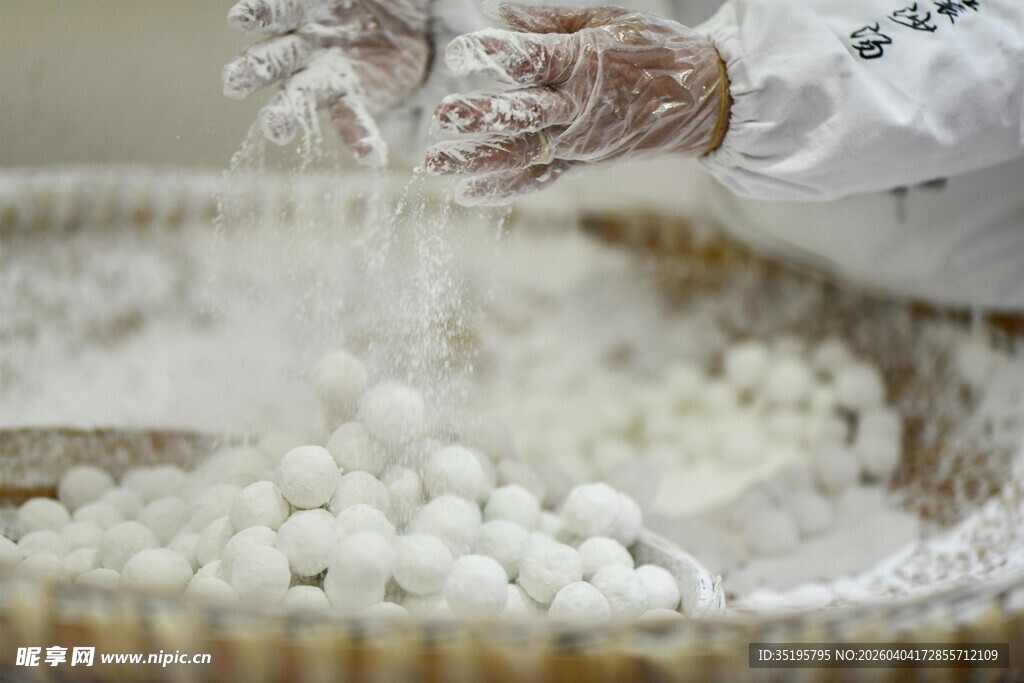 手工制作汤圆的温馨场景