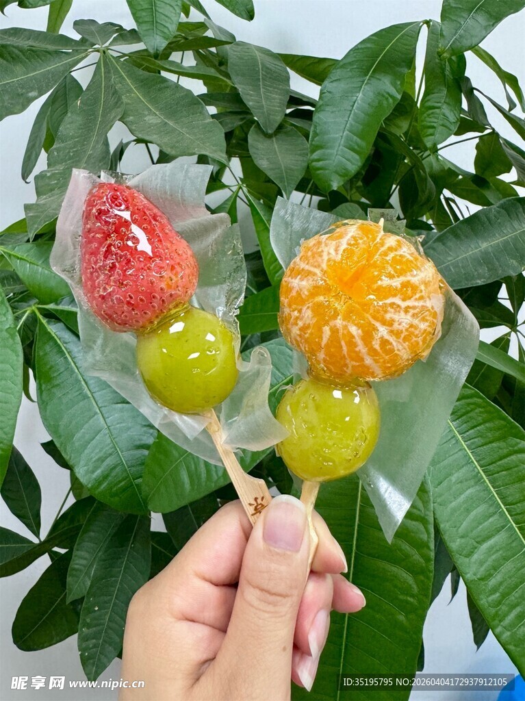 手捧多彩水果棒棒糖