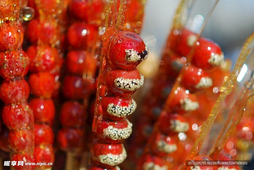 红色精美珠串饰品展示