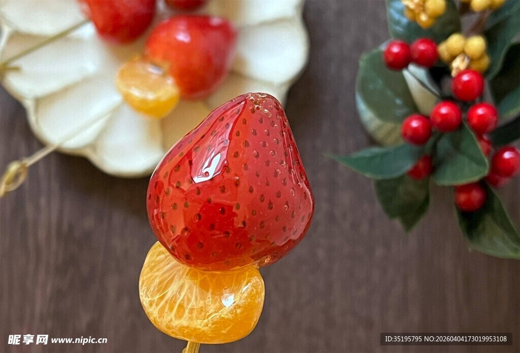 水果串草莓与橘子的组合