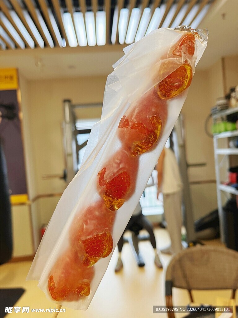透明袋中串起的诱人糖葫芦