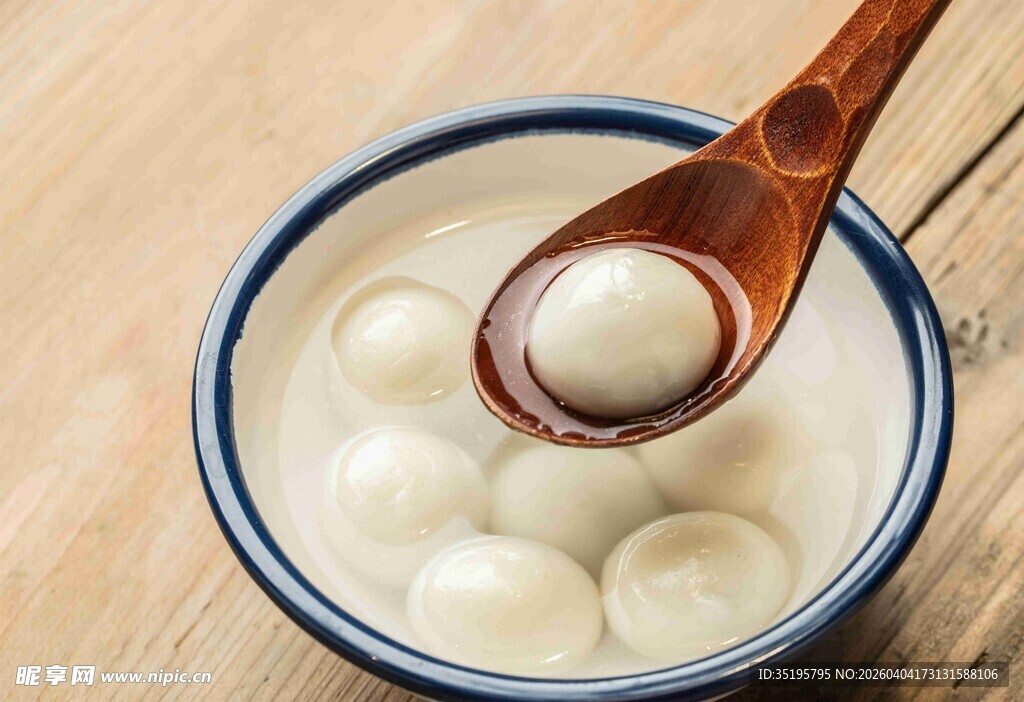木勺舀起碗中美味汤圆