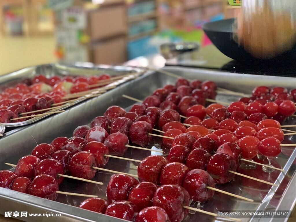 新鲜樱桃串诱人美食展示
