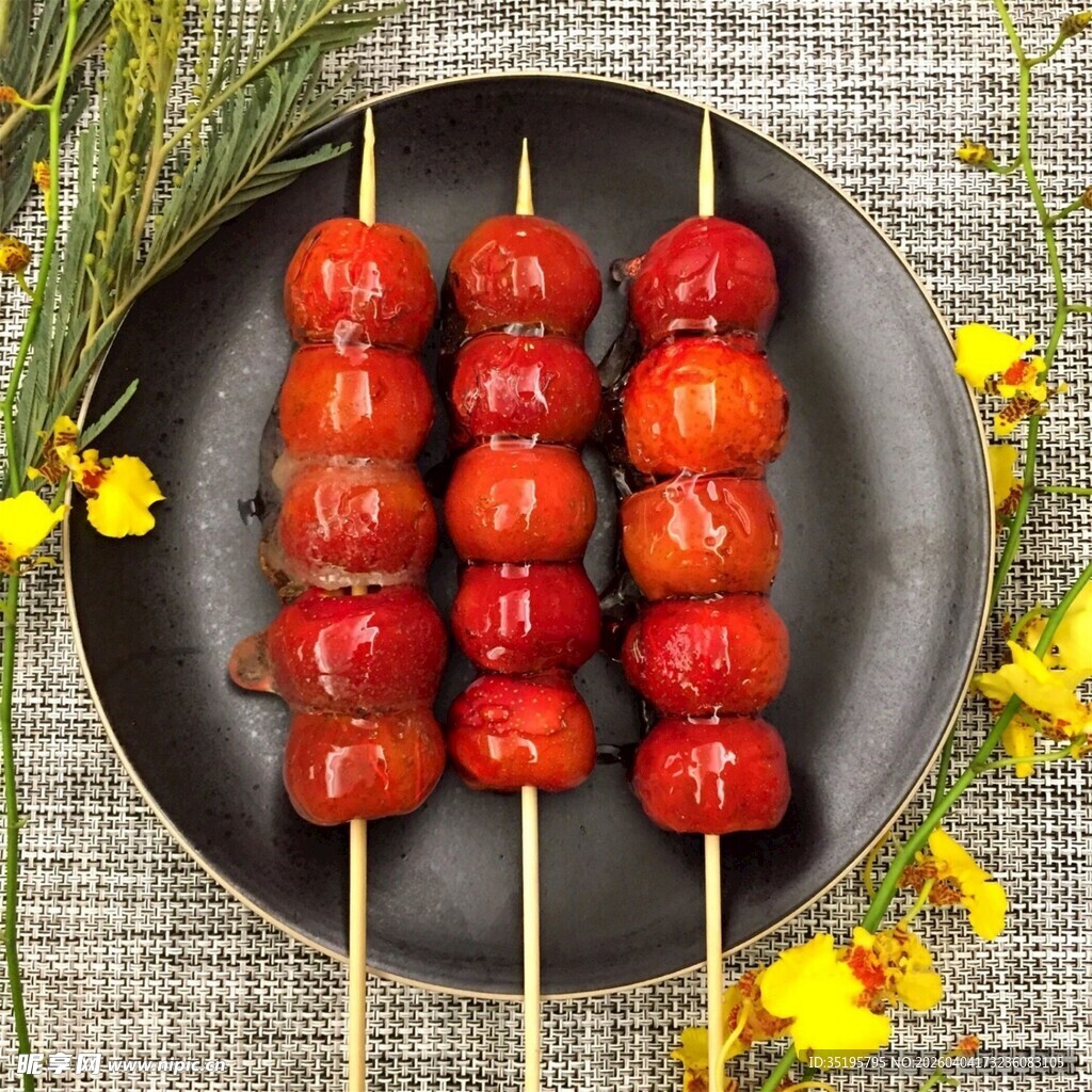 美味糖葫芦摆于盘上