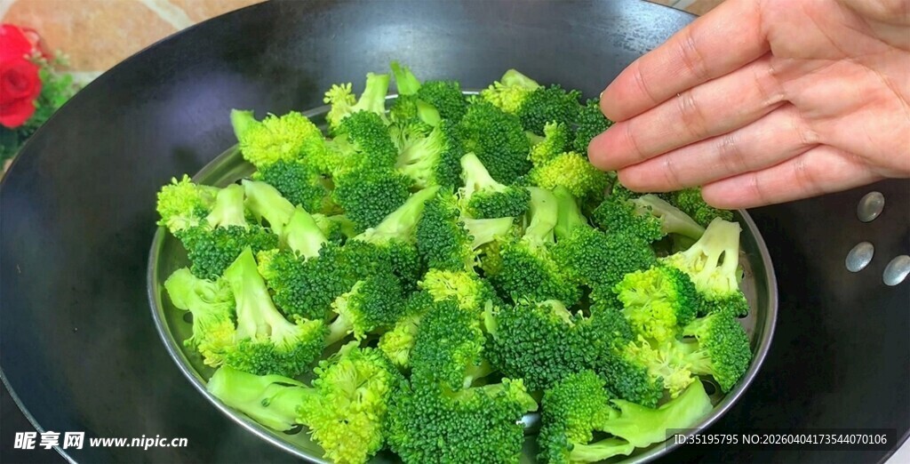 锅中翻炒的新鲜西兰花