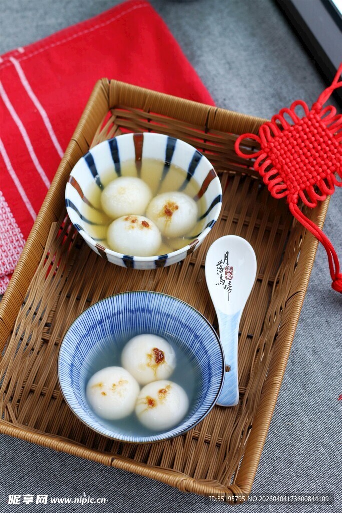 传统竹篮装美味汤圆