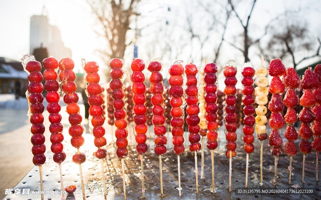 冬日街头的串串糖葫芦