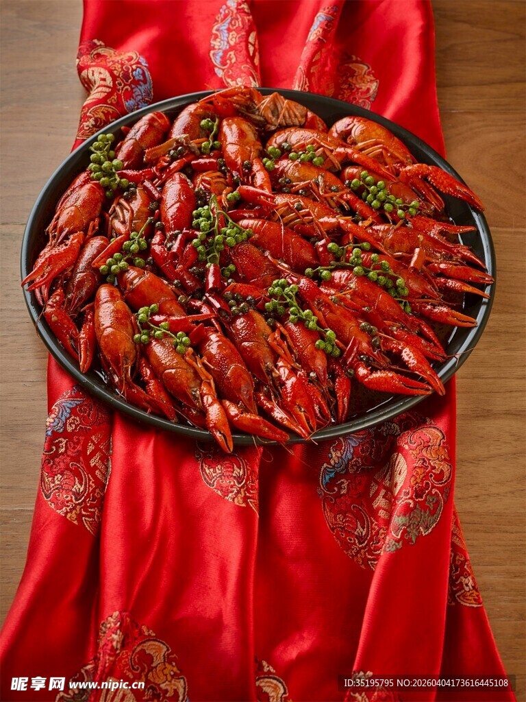 一盘诱人的麻辣小龙虾