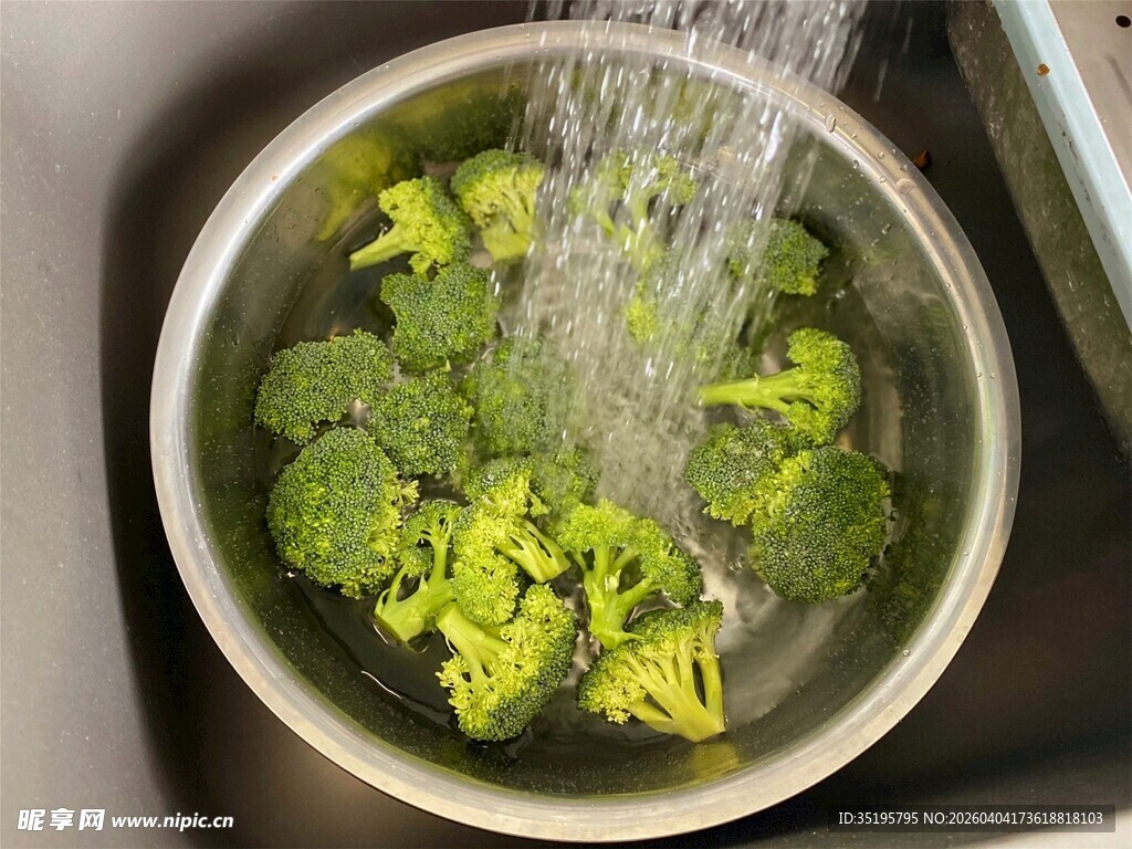 清洗中的新鲜西兰花