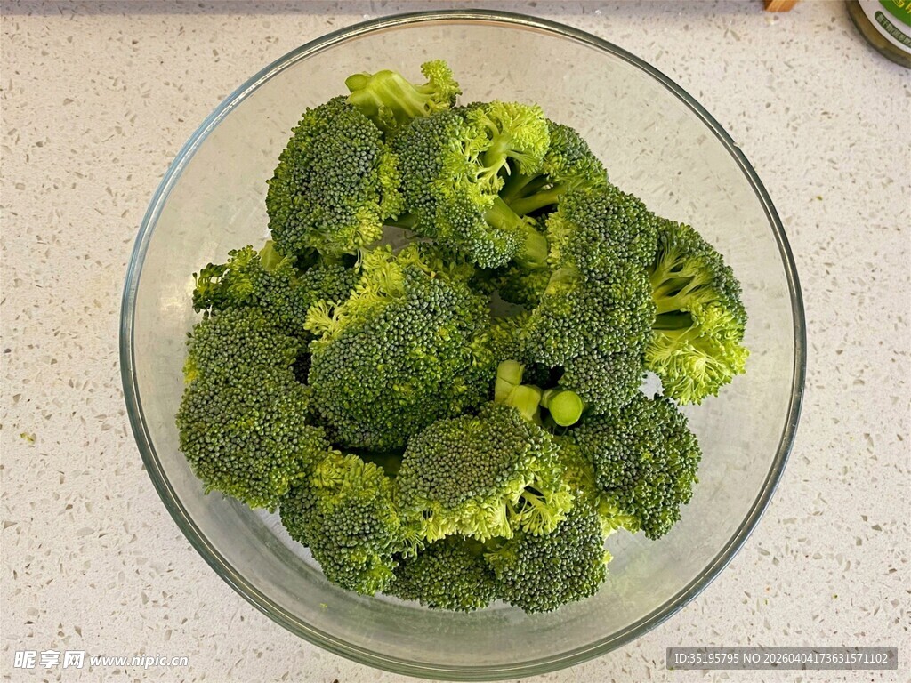 玻璃碗中的鲜嫩西兰花