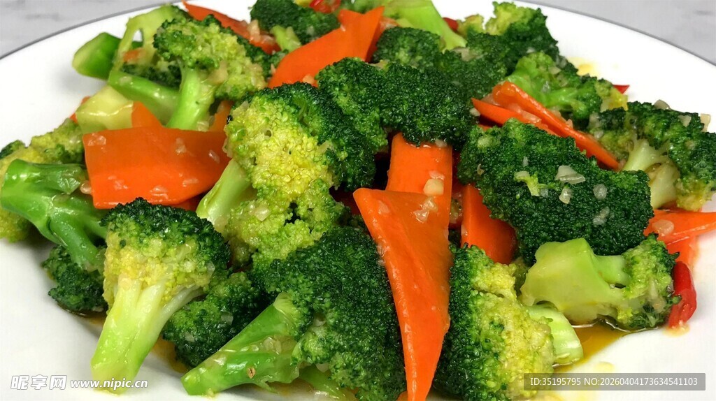 清炒西兰花配红椒