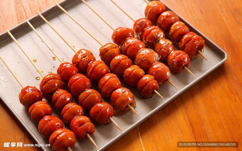 美味糖葫芦串在托盘上