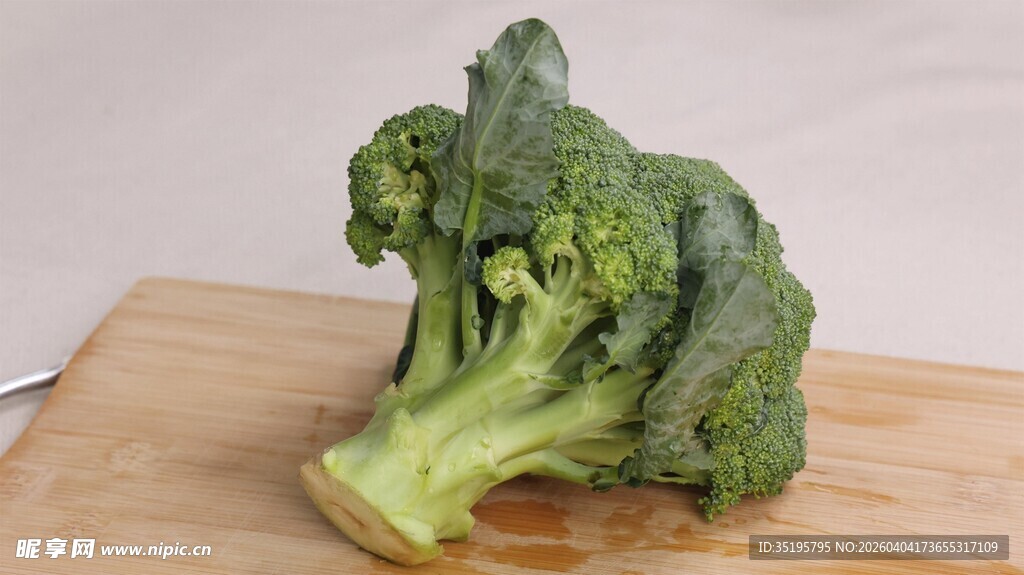 新鲜西兰花置于木砧板上