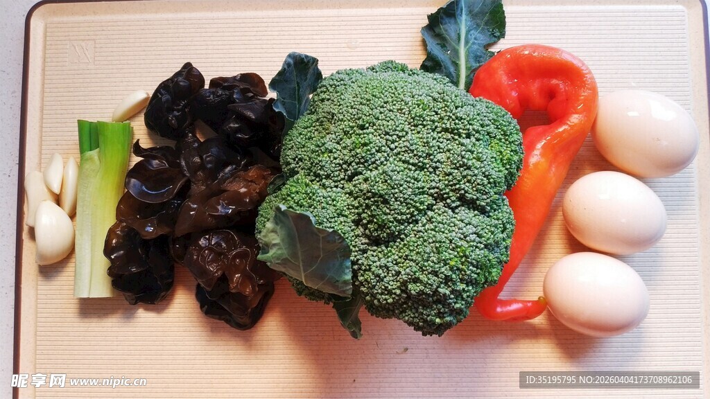 多样新鲜蔬菜与蛋类组合