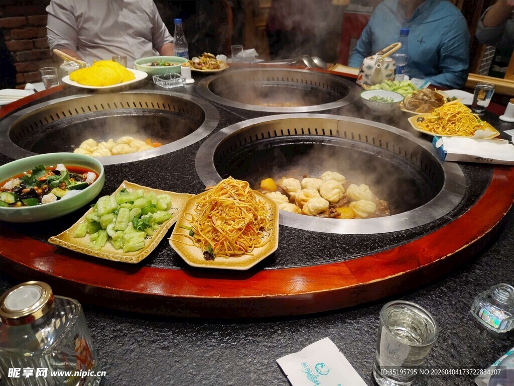多人围坐享丰盛火锅美食