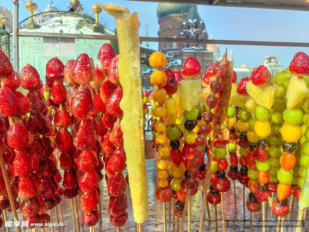 色彩缤纷的美味糖葫芦串