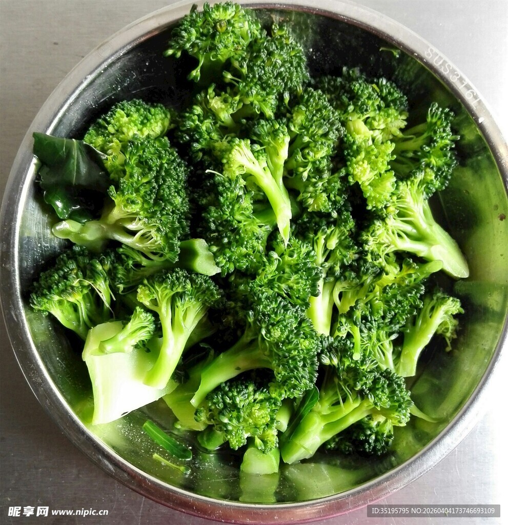 碗中鲜绿西兰花