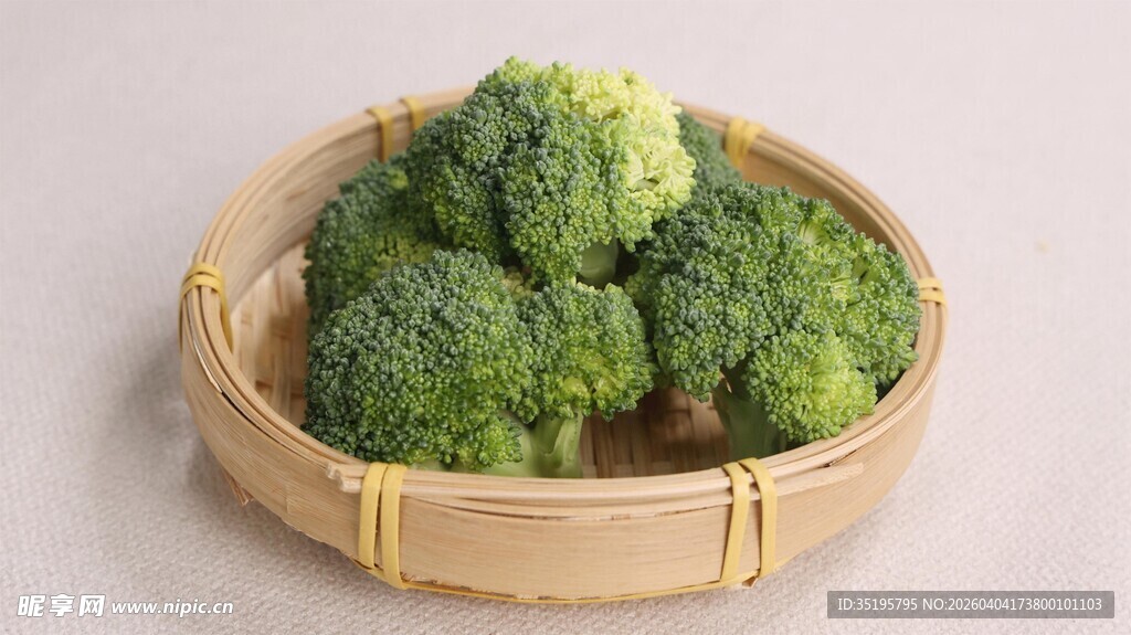 竹篮中的新鲜西兰花