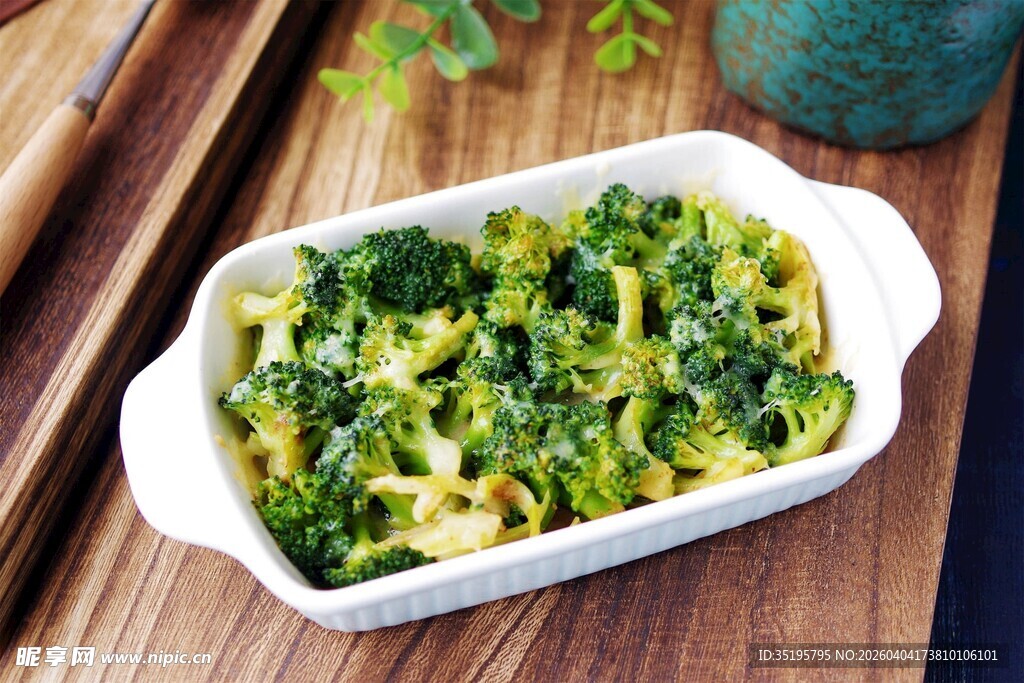 烤盘中的翠绿西兰花