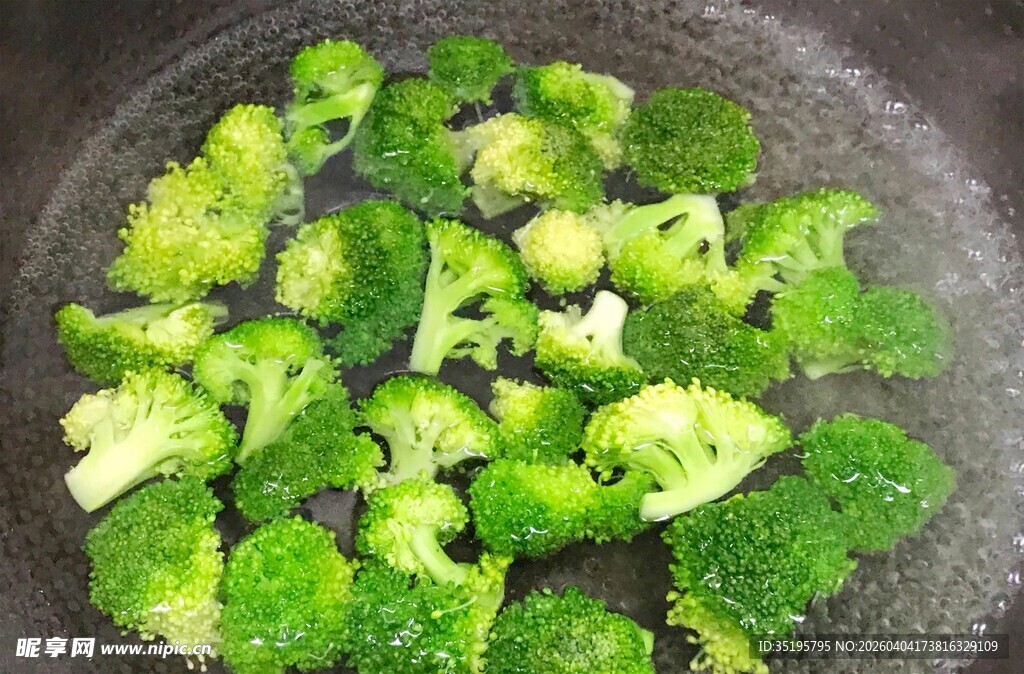 锅中水煮鲜嫩西兰花