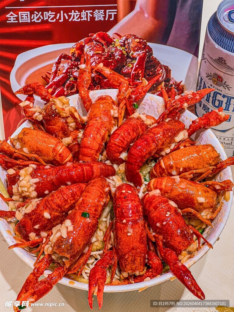 美味小龙虾搭配冰爽饮品