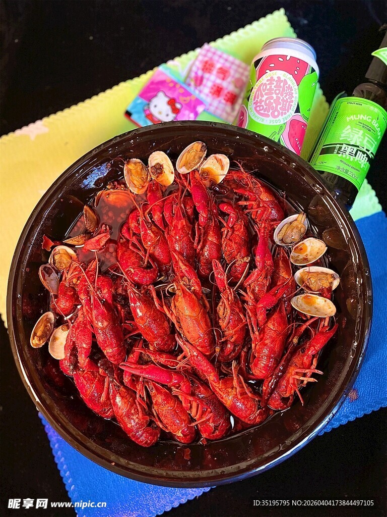 美味小龙虾摆满黑色大盘