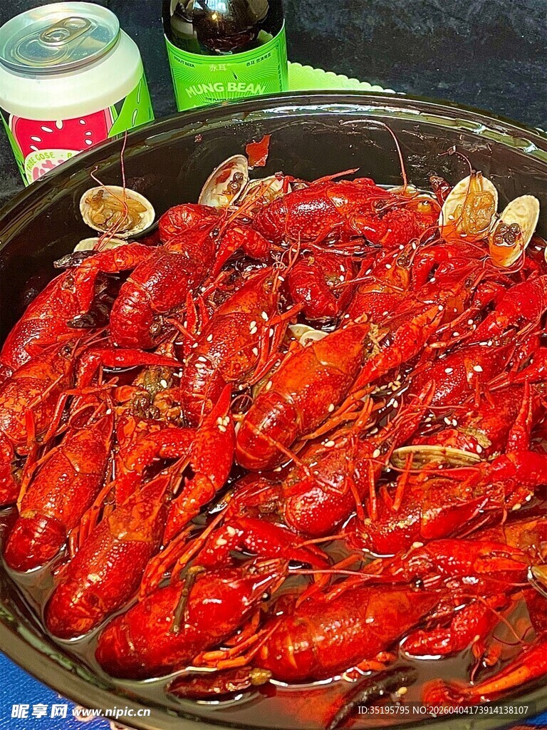 美味小龙虾摆满大盘