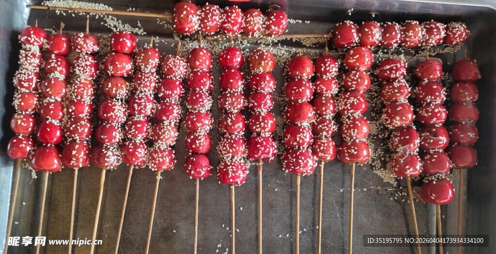 炭火上的美味糖葫芦串